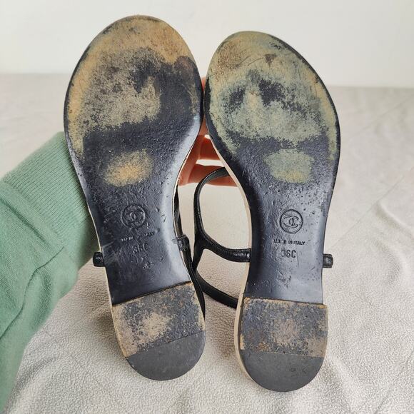 Chanel Thong Sandals‎ Womens 36C 6 Black Leather Interlocking CC Flats Quilted - Picture 9 of 10